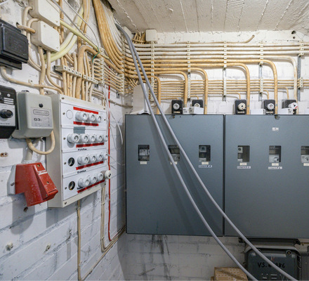 Die Zählerschränke für die solidarische Versorgung der Mietparteien.