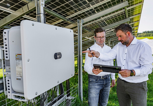 Inspektion der Wechselrichter: Carlo Weidenbach (links) und Hubert Bechinger legen großen Wert auf professionelle Betriebsführung und Wartung.