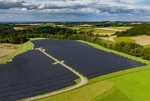 Der Solarpark auf zwölf Hektar aus der Vogelperspektive.