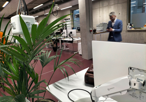 KI-Entwicklungsunternehmen Reasonance im Smart Production Park in Karlsruhe – Cyber Lab. Im Hintergrund ist Geschäftsführer Todor Kostov zu sehen.