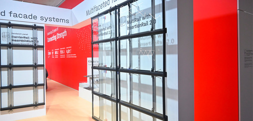 Für spezielle Projekte hat K2 Systems Sonderlösungen im Sortiment, um die Anlage an die Fassade zu montieren.