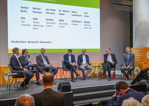 Podiumsdiskussion (von links): Moderator Benjamin Weismann (GIH-Geschäftsstellenleiter), Stefan Bolln (GIH-Bundevorsitzender), Michel Durieux (Hauptabteilungsleiter Unternehmensentwicklung beim Zentralverband des Deutschen Baugewerbes), Jan Peter Hinrichs (Geschäftsführer des Bundesverbands Energieeffiziente Gebäudehülle), Martin Sabel (Geschäftsführer des Bundesverbandes Wärmepumpe), Klaus Lambrecht (Econsult, unter anderem Mitglied des Gutachterteams beim Bundeswirtschaftsministerium zur GEG-Novelle) und Jens Acker (Referatsleiter II C3 im Bundeswirtschaftsministerium)