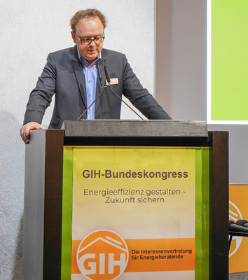 Dem GIH-Bundesvorsitzenden Stefan Bolln zufolge hat die Koalition ein Problem: Sie hat sich mit Ihren Aussagen zum Gebäudeenergiegesetz verstiegen und muss nun sehen, wie sie „von diesem Baum wieder herunterkommt“.