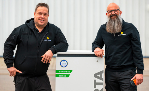 Alexander Freund (links) und Kai Dirks installieren ausschließlich deutsche Komponenten, auch bei Speichern.