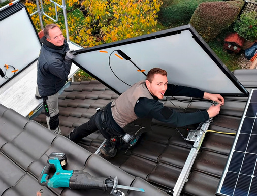 Für die Installation auf dem Dach sind versierte Dachdecker und Zimmerleute im Team verantwortlich.