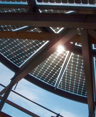 3  ﻿PV-Module bieten Sonnenschutz und produzieren gleichzeitig Strom.