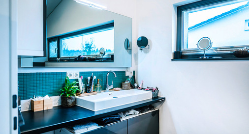 Im Einfamilienhaus in Radolfzell heizt der Spiegel das Bad.