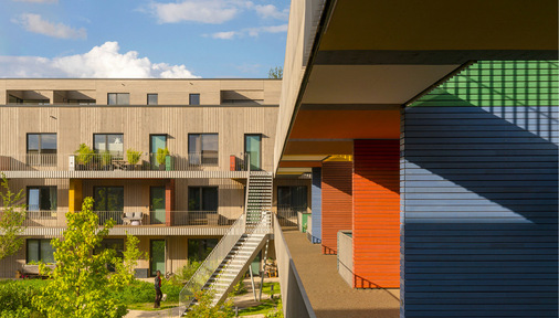 Vorgelagerte, zum begrünten Innenhof orientierte Laubengänge ermöglichen spontane Begegnungen und fördern nachbarschaftlichen Austausch.