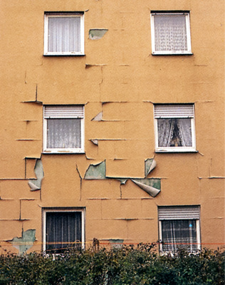 Schadensbild aus den Anfängen der WDVS: Diffusionsprobleme im Systemaufbau in Kombination mit dem Schüsseln von Dämmplatten