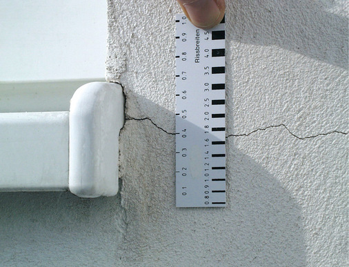 Rissbildung an Bauteilanschlüssen, hier an einer Fensterbank: Der Putz war zu dünn aufgetragen worden.