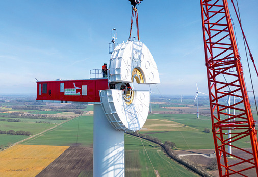 Generatormontage der geteilten Komponente an einem Prototyp der Enercon-Anlage E-175 mit 7,0 Megawatt im Mai 2025