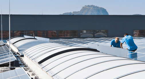Montage einer gewerblichen Anlage auf einer Fabrik.