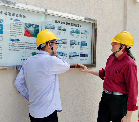 Schautafel an der neuen Fabrik für Lithiumzellen: Im Innern waren Fotos nicht erlaubt.
