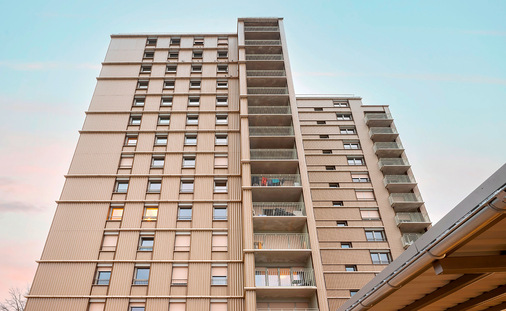 Ein 14-stöckiger freistehender Plattenwohnturm im Südosten von Regensburg gilt als Vorzeigebeispiel für eine nachhaltige Generalsanierung.