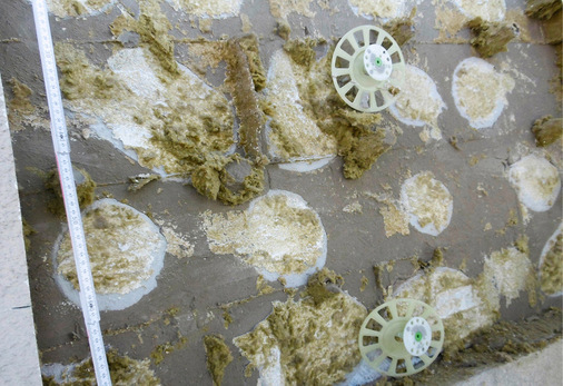 Die anschließende Bauteilöffnung zeigt, wie sich Klebemörtel hinter dem Altsystem (Wärmedämmplatte) verteilt und Hohlräume ausgefüllt hat, sodass die Standsicherheit des neuen Dämmsystems sichergestellt wird.