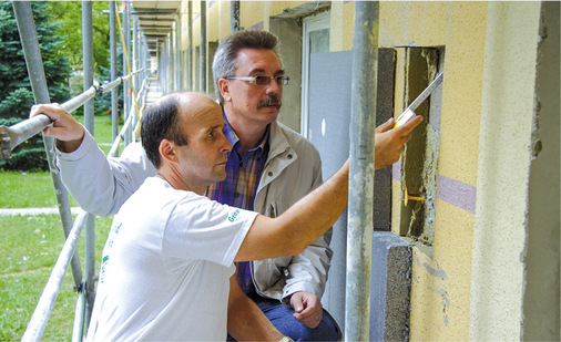 Vor einer eventuellen Aufdopplung muss das Altsystem geöffnet werden, um seine Standfestigkeit und Tragfähigkeit zu ermitteln. Die neuen Dämmplatten müssen mit Versatz aufgebracht werden, Kreuzfugen sind unbedingt zu vermeiden.