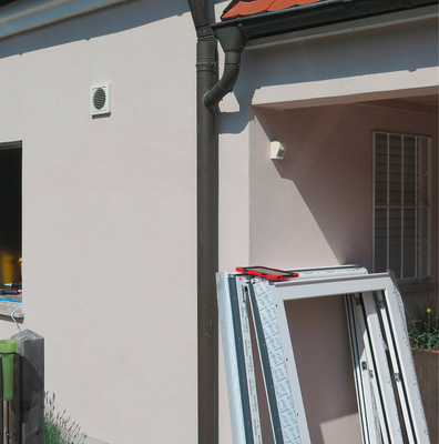 4  Häufig werden aus finanzielle﻿n Gründen lediglich die Fenster ausgetauscht, ohne dass der Wärmeschutz der ﻿Außenwand verbessert wird.