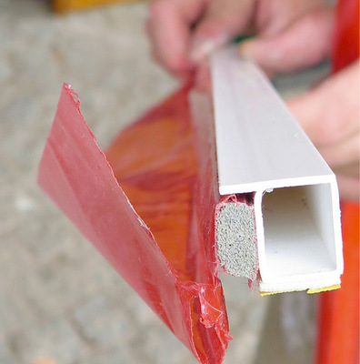 5  Selbstklebende Kunststoffleisten mit eingelegtem, vorkomprimiertem Dichtungsband können bei Kunststofffenstern zum Einsatz kommen.