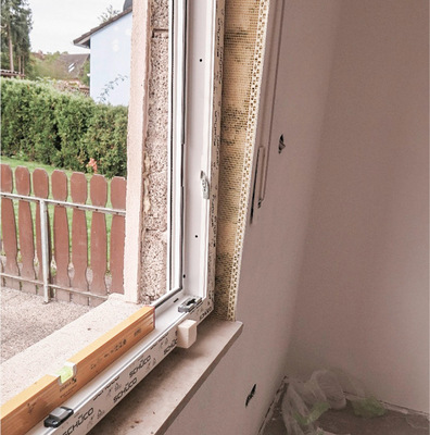 6  Findet keine weitere energetische Verbesserung der Gebäudehülle statt, müssen Maßnahmen zum Feuchteschutz in den Fensterlaibungen erfolgen.