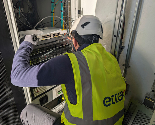 Ein Ettex-Mitarbeiter baut in eine Anlage operative Technik ein, genauer: OT-Elektronik.