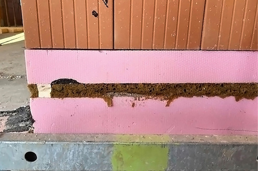 2  In dem Fall wurden große Mengen Bauschaum zwischen zwei Dämmplatten eingesetzt, ergänzt durch einen gelben „Abstandhalter“. Eine solche Lösung ist nicht zugelassen und führt unweigerlich zu Schwachstellen.