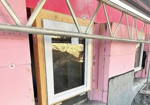 4  Die guten Absichten sind erkennbar, doch die Umsetzung ist unzureichend: Die mehrlagige Verlegung von XPS-Platten im Sockel in Kombination mit Dübeln mag auf den ersten Blick stabil wirken, entspricht aber ebenfalls nicht den normativen Vorgaben.