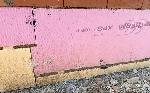 5  ﻿Schließlich sind auch Improvisationen zu sehen, bei denen nicht nur die Fugen mit Bauschaum gefüllt, sondern zusätzlich kleinformatige Reststücke von Materialien unterschiedlicher Hersteller eingesetzt wurden. Solche „Resteverwertungen“ sind im Sockelbereich völlig fehl am Platz und weder zulässig noch dauerhaft funktionsfähig.