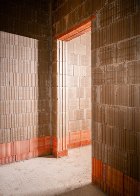 Der Erweiterungsbau der AVA Abfallverwertung Augsburg entsteht in Lehmsteinmauerwerk. Nur in statisch hoch belasteten Wandabschnitten und Pfeilern ergänzen﻿ es konventionelle Mauerziegel.