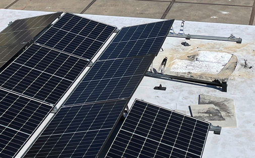 3 Brandtest eines EPS-Flachdachaufbaus mit zementgebundener Spanplatte auf dem EPS-Dämmstoff: minimaler Schaden und keine Brandweiterleitung. Der Brandtest mit Faserzementplatte zeigte das gleiche Ergebnis.