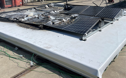 5 Das Industrieleichtdach und die PV-Module wurden bei dem Brandtest ohne Schutzschicht aus zementgebundener Platte erheblich beschädigt – mit ursächlich war die Brandweiterleitung über die PV-Module.