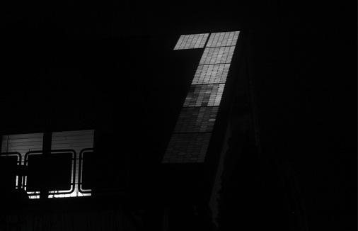 Klarer Fall von PID: Diese ­EL‑Aufnahme zeigt, wie sich die dunklen Zellbereiche vom Minus- zum Pluspol stetig ausbreiten.