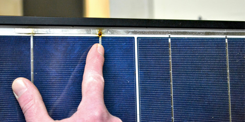 Korrodierte Lötverbindungen sind ein Indiz, dass Feuchtigkeit ins Modul eindringt  –  und für gefährliche Hotspots.
