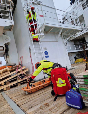 Notfallsanitäter auf deutschem Betriebsgelände – das ist der einem Werkrettungsdienst ähnliche Status der Gesundheitsdienstleister im Offshore-Windpark von Medical Offshore Support aus Ganderkesee.