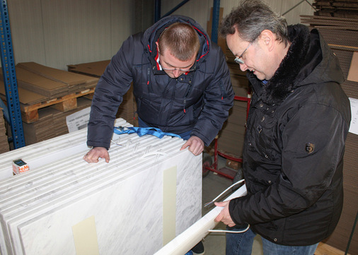Vertriebsleiter Klaus Gemereth (links) und Firmenchef Akritas ­Sidiropoulos (rechts) von Thermostone begutachten Steinplatten, 
die soeben angeliefert wurden.