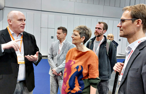 Wibke Brems, Fraktionsvorsitzende von Bündnis 90/Grüne im Landtag von NRW, zeigte sich sehr interessiert. Hier ist sie im Gespräch mit Christoph Weiland, Vorstand der IG Infrarot Deutschland. Rechts: Christian Untrieser, Wirtschaftssprecher der CDU-Fraktion.