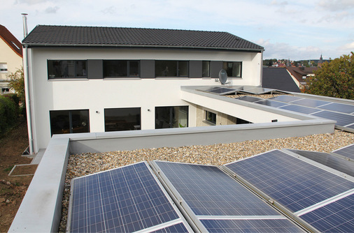Die Dachanlage erzeugt Solarstrom für die Infrarotheizungen im Einfamilienhaus.