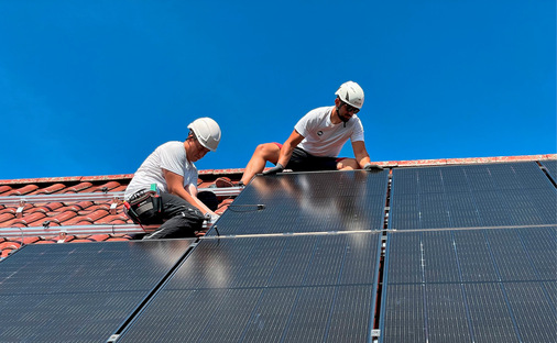 Damit sich die Handwerker auf die Installation der Solaranlage konzentrieren können, helfen schlanke Prozesse mit digitaler Unterstützung.