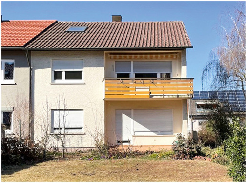 1  Aus einem gesichtslosen Massivbau wurde eine identitäre Architektur: Die Holzfassade verleiht der Doppelhaushälfte eine warme Ausstrahlung.