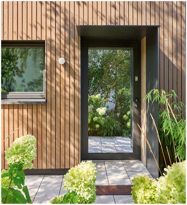 2  Der Hauseingang im typischen Bild der 1950er Jahre wurde mit Stahl und Holz gestalterisch ins 21. Jahrhundert transformiert.