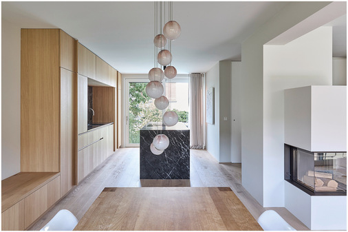 3  Durch das Entfernen weniger Bestandswände verwandelte sich der kleinteilige Grundriss im Erdgeschoss in einen offenen Wohn-, Ess- und Kochbereich.