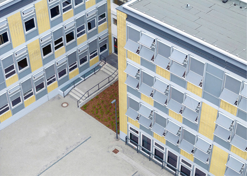 3  Die Königin-Luise-Schule in Köln zeigt, wie ein Gebäudeensemble aus den 1950er- und 1990er-Jahren durch eine Generalinstandsetzung energetisch optimiert und gleichzeitig denkmalgerecht modernisiert werden kann.