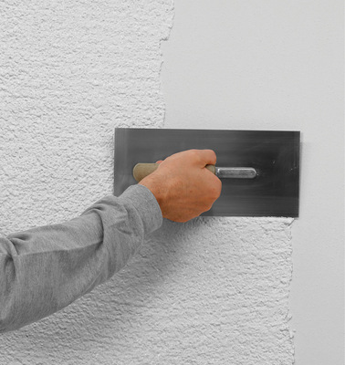 4  Organisch gebundene Putze sind leichter zu verarbeiten als rein mineralisch gebundene, außerdem elastischer und damit robuster sowie weniger rissanfällig. Da sie wasserabweisend sind, trocknen sie allerdings nicht so schnell aus wie die mineralischen.