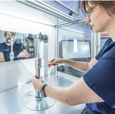 Montage eines Schalensternanemometers für die Kalibration im Windkanal