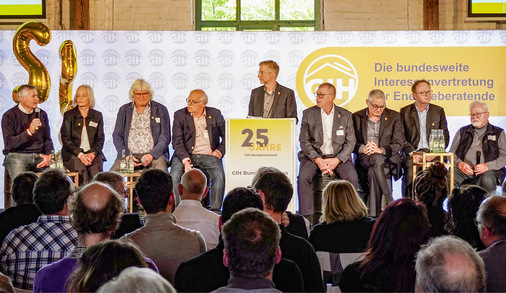 Geschäftsführer Benjamin Weismann (am Rednerpult) und Bundesvorsitzender Stefan Bolln (2. v. r.) ehrten verdiente Mitstreiter:innen.