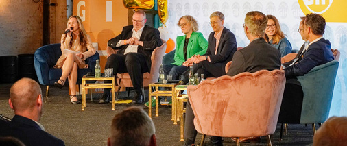 Hart, aber fair ging es bei der Podiumsdiskussion zu, moderiert von Benjamin Weismann (Mitte) und Ilka Groenewold (links), die auch durch das Programm des Tages führte.