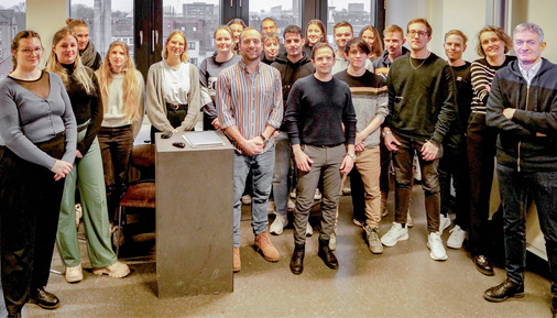 Die ersten Studierenden der Zusatzqualifikation Energieberatung Wohngebäude während ihrer Projektpräsentation an der Hochschule Bremen