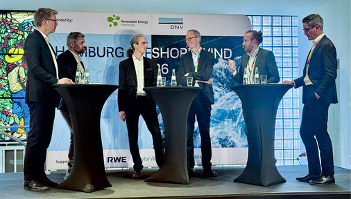Podiumsdiskussion über grüne Leitmärkte: Stefan Thimm (BWO), Korbinian Ott (Steelwind Nordenham), in der Mitte die beiden Moderatoren Peter Frohböse (DNV) und Jan Rispens (EEHH), Yannik Sparrer (Wirtschaftsvereinigung Stahl) und Frank Spee (Vestas).