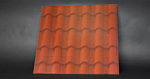 Denkmalschutz trifft Solar: Module als Mauerwerk getarnt.