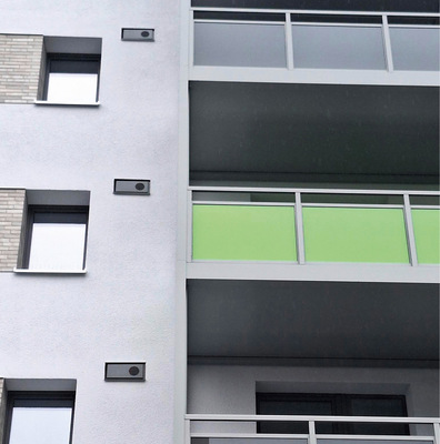 5  Die Wetterschutzgitter für die Lüftungsrohre wurden passend zur Farbe der Fensterrahmen lackiert.