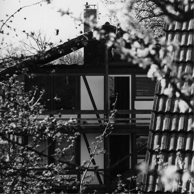 5  Bei diesem Wohnhaus mit Tragkonstruktion aus Holzfachwerk in Lipburg-Badenweiler sorgt der durchlüftete Dachraum für ein erträgliches Innenraumklima.